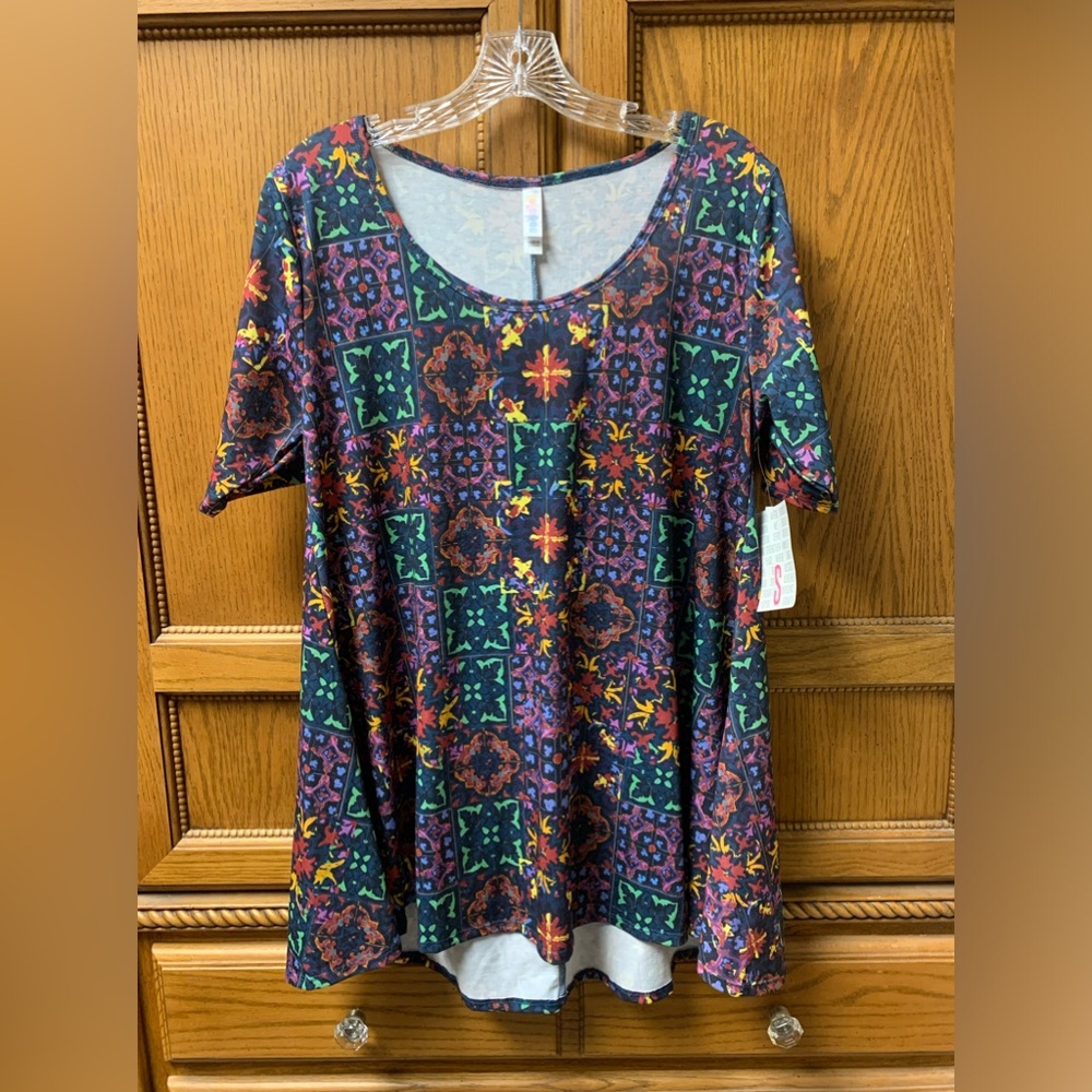 NWT! LuLaRoe Women “Perfect T” Short Sleeve Tshirt Small Black w/ Colorful Print